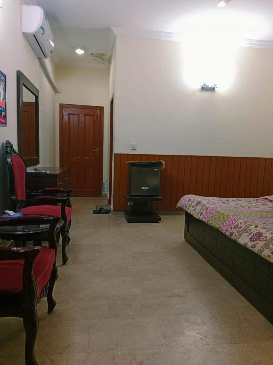 Royal Galaxy Bed & Breakfast Islamabad - For Families Only Exterior foto